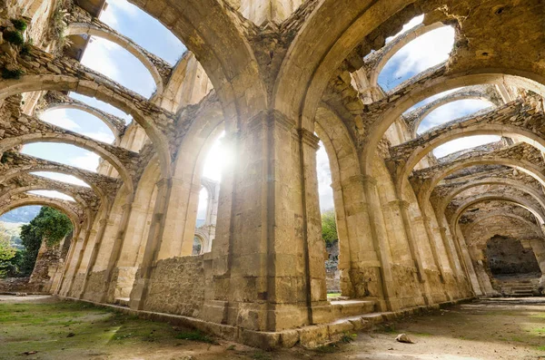 Malerischer Blick auf den zerstörten Kreuzgang eines verlassenen Klosters. hdr Bild mit Lichtstrahl-Effekt. — Stockfoto