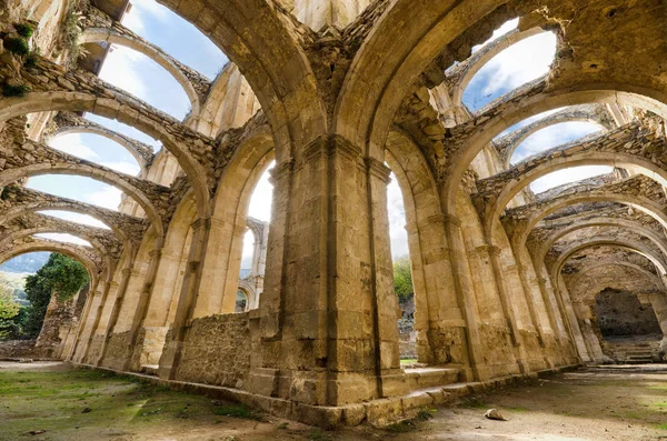 Vista panorâmica do claustro arruinado de um mosteiro abandonado. Imagem HDR . — Fotografia de Stock
