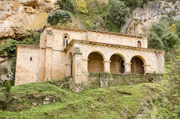 Veduta panoramica di un antico eremo situato a Tobera, Burgos, Spagna . — Foto Stock