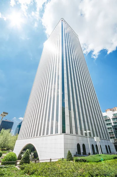 Madrid, Spanje-4 mei: picasso toren op financiële centrum in madrid op 4 kan, 2013. Picasso toren is een van de hoogste wolkenkrabbers in de stad van madrid, met een hoogte van 157 meter — Stockfoto