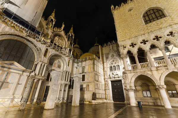 Dogepalatset på natten, Venedig, Italien. — Stockfoto