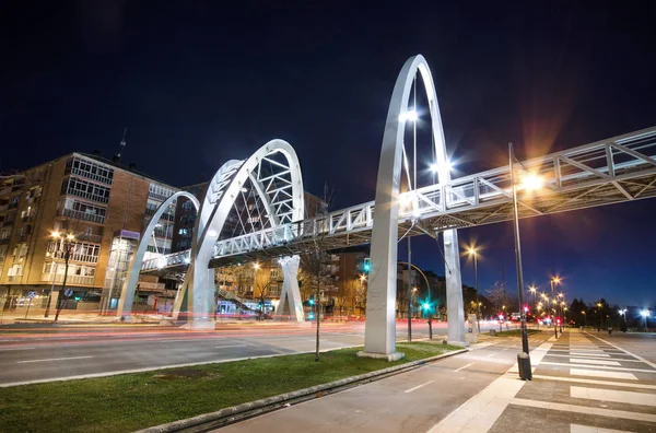 Vacker utsikt över en urban nattscen i Vitoria, Spanien. — Stockfoto