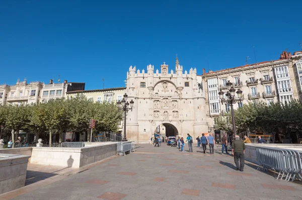 BURGOS, ESPAÑA - 4 DE OCTUBRE: Visita turística al Arco de Santa María el 4 de octubre de 2016 en Burgos, España . — Foto de Stock