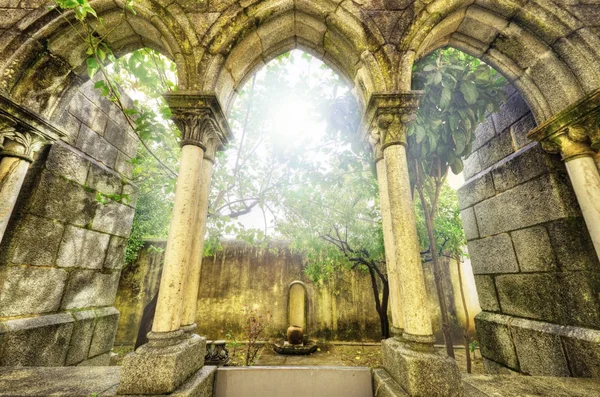 Arcos góticos antigos no mito. Paisagem de fantasia em Évora, Portugal. — Fotografia de Stock