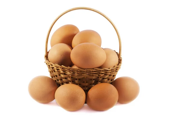 Яйца в корзине на белом изолированном фоне — стоковое фото