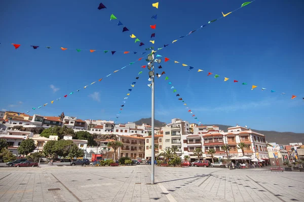 CANDELARIA, ESPANHA - JANEIRO 30: Vista panorâmica da praça Candelaria Maior em 30 de janeiro de 2016 em Candelaria, famosa cidade turística de Tenerife, Ilhas Canárias, Espanha . — Fotografia de Stock