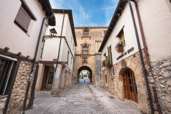 오래 된 중세 거리는 고 대 중세 마을의 Covarrubias, 부르 고 스, 스페인. — 스톡 사진