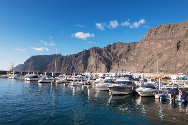 Yatlar ve tekneler küçük deniz Port Los Gigantes, Tenerife, Kanarya Adaları, İspanya