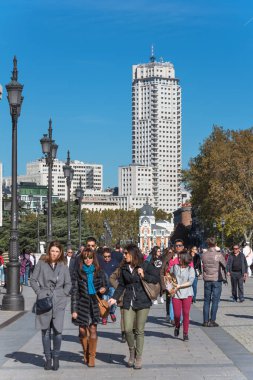 Madrid, İspanya - 13 Kasım: Madrid Madrid kule gökdelen içinde geçmiş, İspanya ile ziyaret turist.