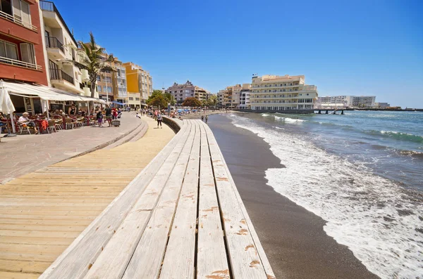 Tenerife, Spanien, 11 juni: Vacker utsikt över vissa turist gå på en strandpromenad i El Medano Beach på juni 11, 2015 i El Medano, Canary ön Teneriffa, Spanien. — Stockfoto