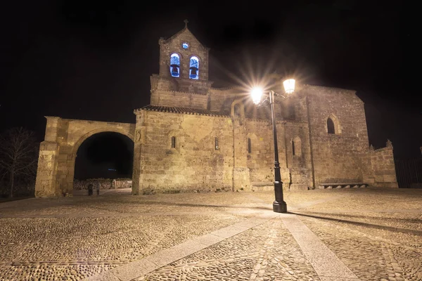 Scena de noapte a Bisericii San Vicente Martir și San Sebastian din Frias, provincia Burgos, Spania . — Fotografie, imagine de stoc