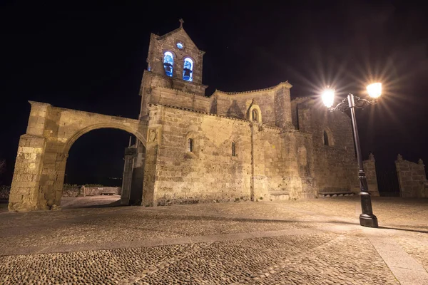 Scena de noapte a Bisericii San Vicente Martir și San Sebastian din Frias, provincia Burgos, Spania . — Fotografie, imagine de stoc