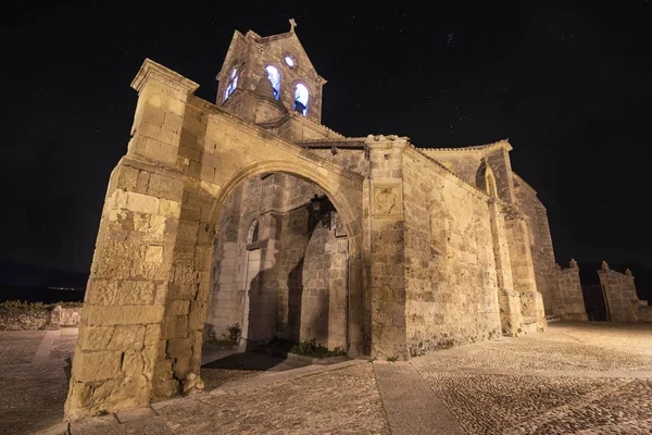 Scena notturna della Chiesa di San Vicente Martir e San Sebastian in Frias, provincia di Burgos, Spagna . — Foto Stock