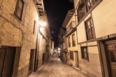 Gece fotoğraf, sokakta ortaçağ köyü Frias, Burgos Eyaleti, İspanya.