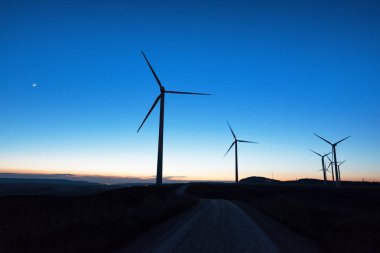 alacakaranlıkta Rüzgar Çiftliği