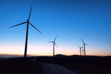 Rüzgar Çiftliği siluet alacakaranlıkta