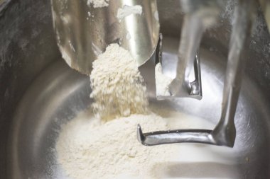 Un bir endüstriyel hamur karıştırıcı yükleniyor. Görünümü kapatın.