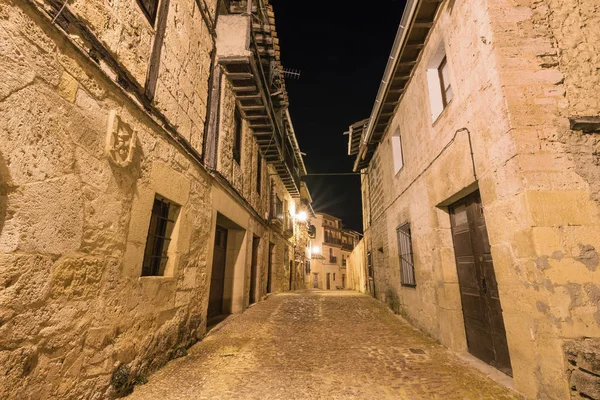 중세 마을의 Frias, 부르 고 스 지방, 스페인에서에서 골목의 밤 사진. — 스톡 사진