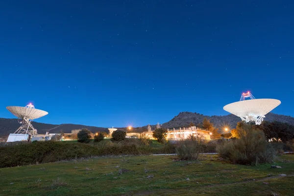 Nachtszene von Madrids Deep Space Comunication Complex. es ist Teil des Deep Space Network der nasa, das vom Jet Propulsion Laboratory betrieben wird. — Stockfoto