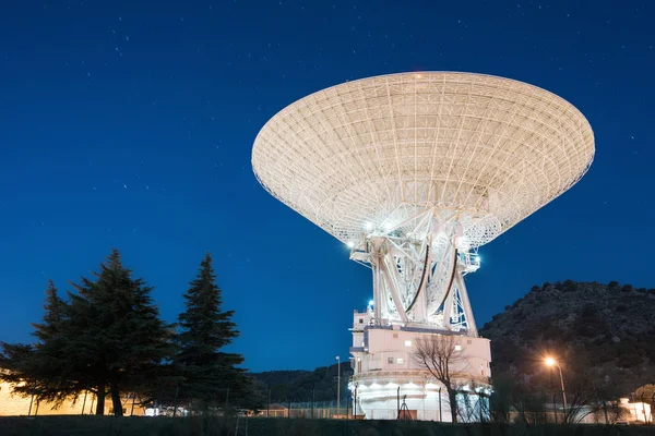 Escena nocturna del complejo de comunicación Espacio Profundo de Madrid. Es parte de la Red de Espacio Profundo de la NASA dirigida por el Laboratorio de Propulsión a Chorro . —  Fotos de Stock