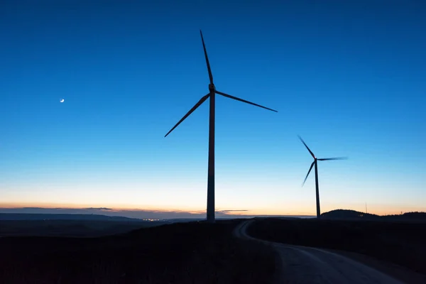 Силуэт ветровой электростанции в сумерках — стоковое фото
