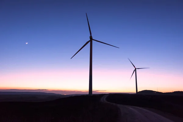 Силуэт ветровой электростанции в сумерках — стоковое фото