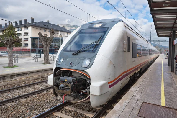 RENFE S-598 середні відстані поїзда в рух прибуття на станцію на 13 грудня 2016 в El Escorial, Мадрид, Іспанія. — стокове фото