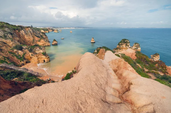 El pobřeží Algarve na zamračený den, Algarve, Portugalsko. — Stock fotografie