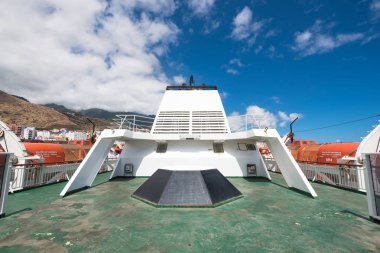 La Palma, İspanya - 11 Eylül 2016: armas liner feribotta ana güverte. La Palma, İspanya güverteden uçaklar asılı.