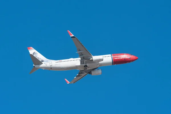 Tenerife, España - 27 de enero de 2016: Un Boeing 737 noruego despegando del aeropuerto sur de Tenerife en un día nublado el 27 de enero de 2016 en Tenerife, España. Norwegian es una aerolínea de bajo costo, que opera 66 aviones . — Foto de Stock