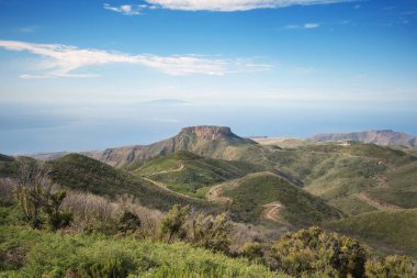 La Gomera manzara, adanın en yüksek noktası görüntülendi El Hierro adadır arka planda.
