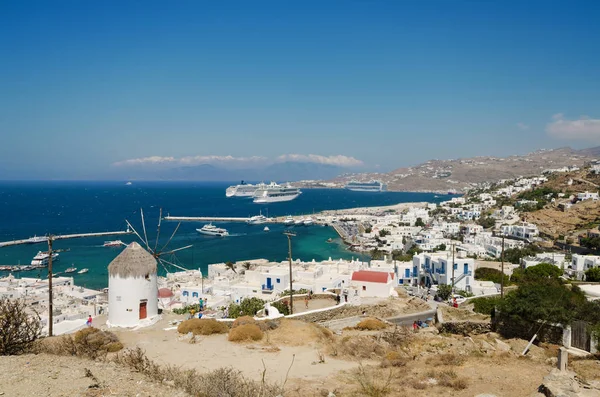 日当たりの良い夏の日、ギリシャのミコノス島の街並み. — ストック写真