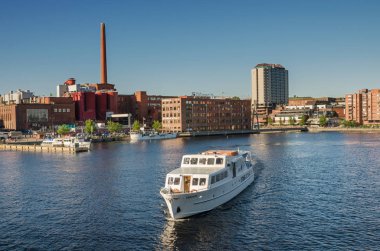 Tampere, Finlandiya - 18 Haziran 2013: Tampere fabrika ve gemi atharbor, üzerinde 18 Haziran 2017 tampere, Finlandiya için güneşli yaz gününde.