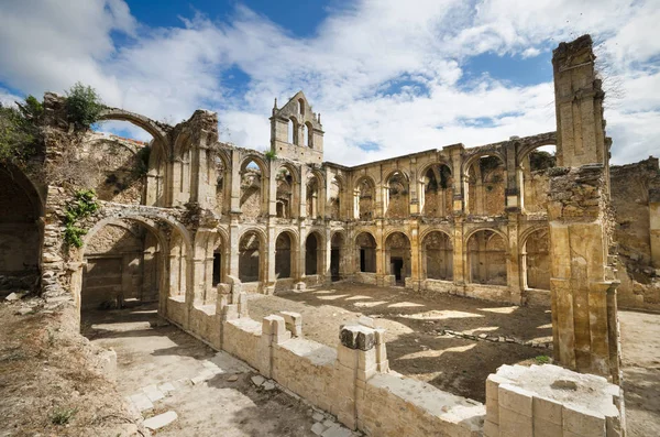 Ruinerna av ett gammalt övergivet kloster i Santa Maria de Ríoseco, Burgos. — Stockfoto