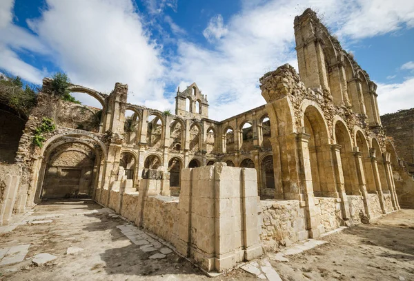 Ruinerna av ett gammalt övergivet kloster i Santa Maria de Ríoseco, Burgos. — Stockfoto