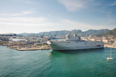 Toulon, Fransa - 16 Ağustos 2013: Toulon Deniz Kuvvetleri temel harbor, Toulon, Fransa'nın 16 Ağustos 2013 demirledi uçak gemisi gemi.