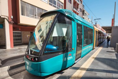 Santa Cruz De Tenerife, İspanya - 20 Ağustos 2016: Modern Alstom tramvay istasyonu