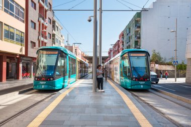 Santa Cruz De Tenerife, İspanya - 20 Ağustos 2016: Modern Alstom tramvay istasyonu