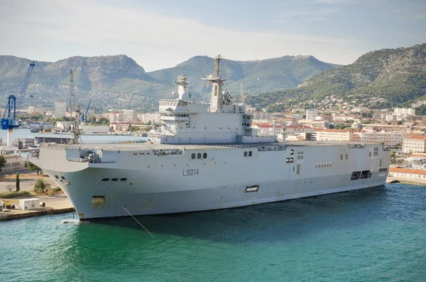 Toulon, Fransa - 16 Ağustos 2013: Toulon Deniz Kuvvetleri temel harbor, Toulon, Fransa'nın 16 Ağustos 2013 demirledi uçak gemisi gemi.