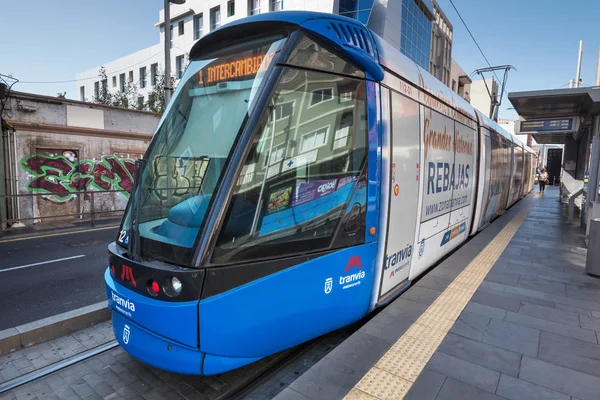 Санта Крус де Тенеріфе, Іспанія - 20 серпня 2016: Сучасники Alstom трамваїв на вокзалі — стокове фото