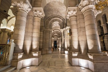 Madrid, İspanya - 13 Kasım 2016: İç ünlü turistik Simgesel Yapı Almudena Katedrali crypt.