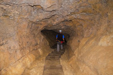 Icod de los Vinos, İspanya - 17 Temmuz 2015: keşfetmek Rüzgar mağara Kılavuzu. Cueva del viento Tenerife, İspanya'da bulunan Avrupa Birliği'ndeki en büyük volkanik tüp olduğunu.