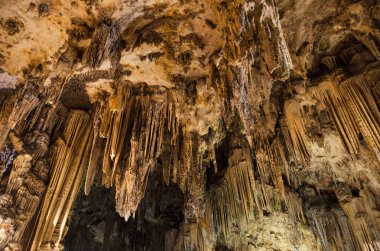Nerja mağara oluşumları. Sarkıt ve dikitler ilinde ünlü Nerja mağaralar, Nerja içinde Malaga, Endülüs, İspanya.
