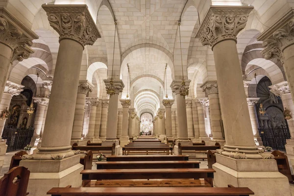 Madrid, España - 13 de noviembre de 2016: Interior de la cripta de la famosa Catedral de la Almudena . — Foto de Stock