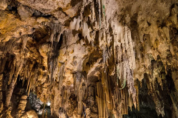 格拉纳达洞穴编队。钟乳石和石笋在省著名塞维利亚山洞，在马拉加，马拉加西班牙安达卢西亚自治区. — 图库照片