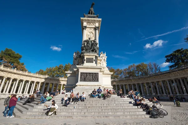 Madrid, İspanya - 13 Kasım 2016: Turist ziyaret Alfonso XII Yaylası girişindeki nitelikli anıt 13 Kasım 2016 Retiro Park, Madrid, İspanya. — Stok fotoğraf