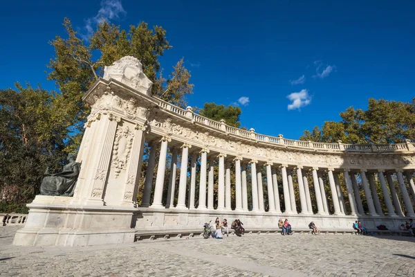 Madrid, Spagna - 13 novembre 2016: Visita turistica al monumento di Alfonso XII il 13 novembre 2016 nel parco del Retiro, Madrid, Spagna . — Foto Stock