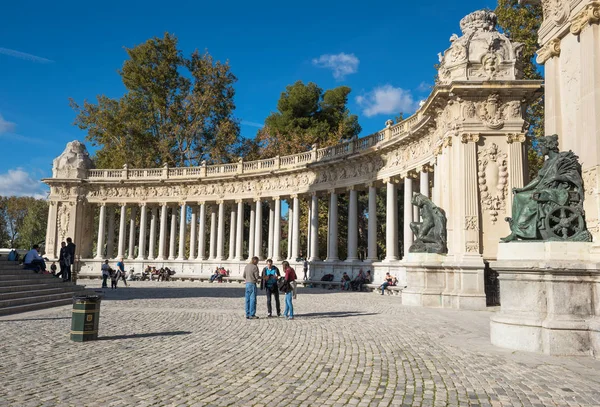 Madrid, İspanya - 13 Kasım 2016: Turist ziyaret Alfonso XII Yaylası girişindeki nitelikli anıt 13 Kasım 2016 Retiro Park, Madrid, İspanya. — Stok fotoğraf