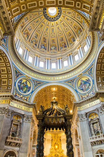 Vaticano, Italia - 18 de agosto de 2013: Interior de la Basílica de San Pedro, 18 de agosto de 2013 en el Vaticano, Italia . — Foto de Stock