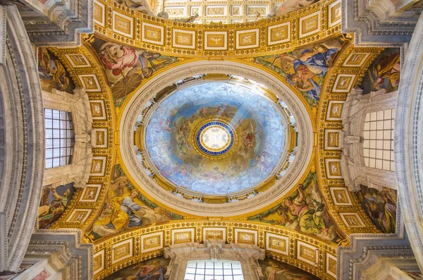 Vaticano, Italia - 18 de agosto de 2013: Interior de la Basílica de San Pedro, 18 de agosto de 2013 en el Vaticano, Italia . — Foto de Stock